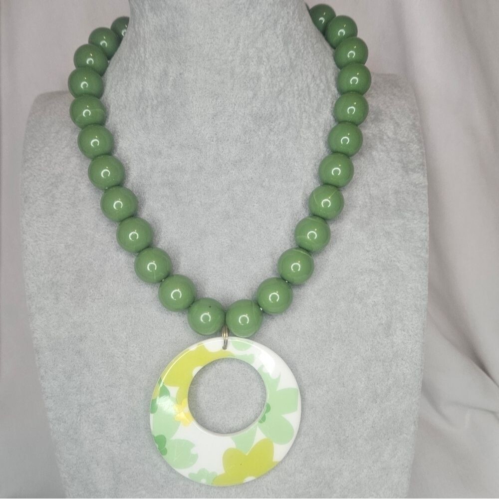 Vintage Mod 1970s Floral Pendant And Bold Green Round Beads GUC 18"